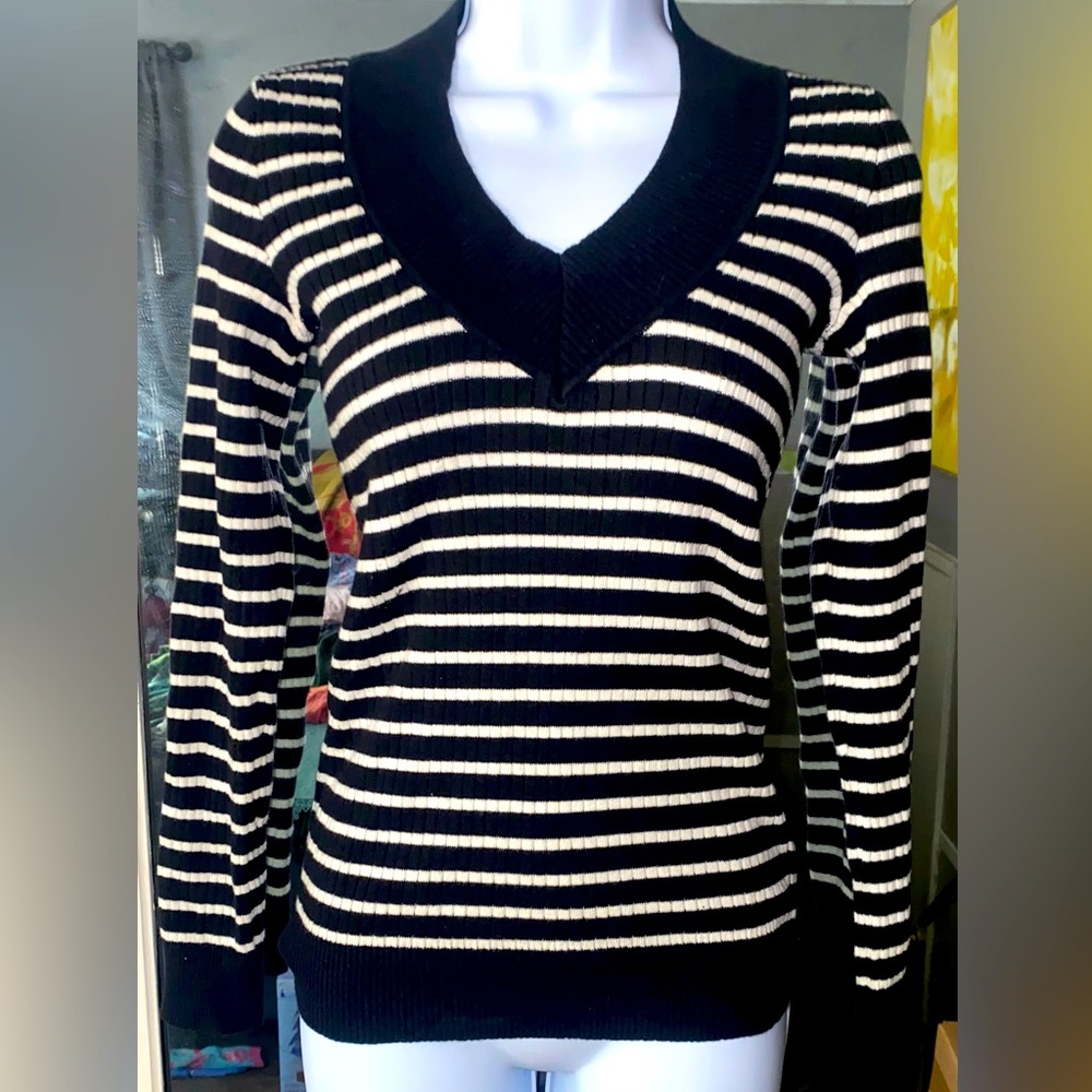 Fitted, striped V neck. L.e.i black and white.